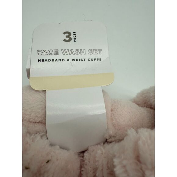 Bolero Nourishing & Hydrating Rose Oil Facial Oil and face wash set - Picture 3 of 4